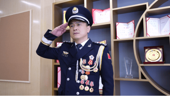 hga025开户
_苏州民警严方：840余万枚指纹、9000余起案件hga025开户
，他在方寸间寻找真相